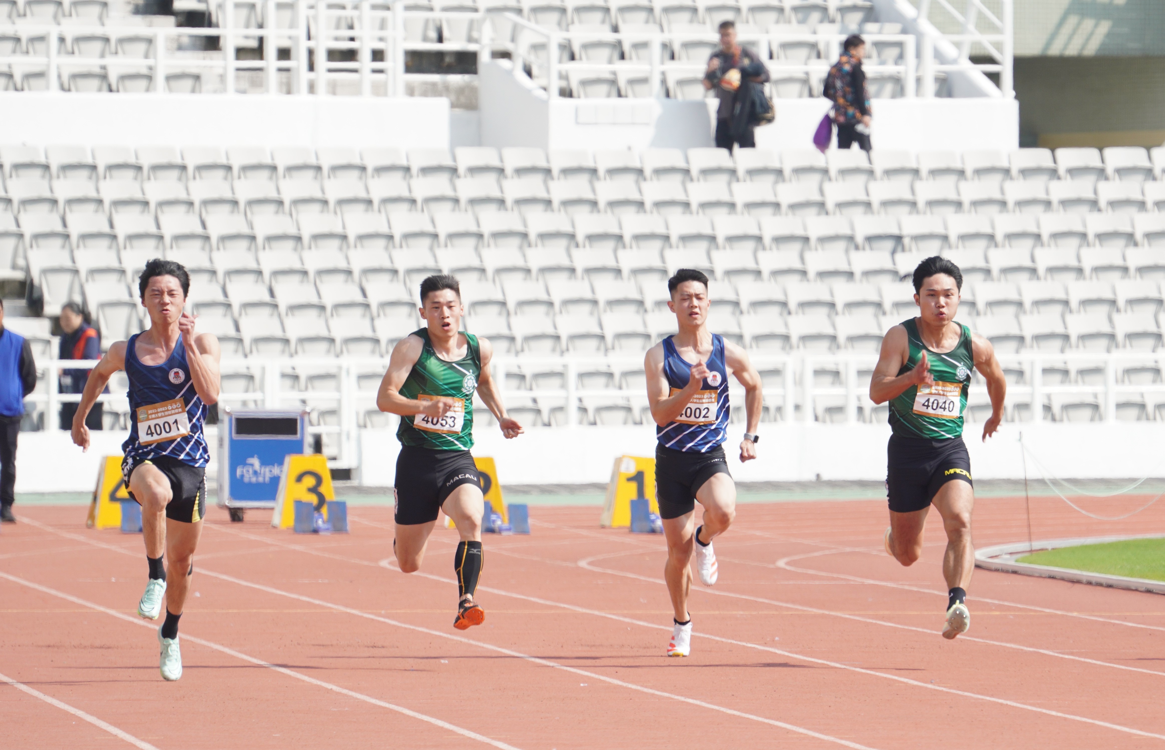 1 陳建華(左一)跑出新澳門百米紀錄.JPG